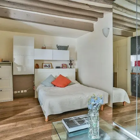 Beautiful Studio Paris Invalides